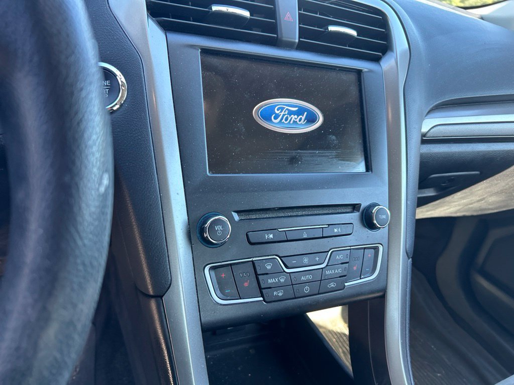 Used 2018 Blue Ford SE image 15