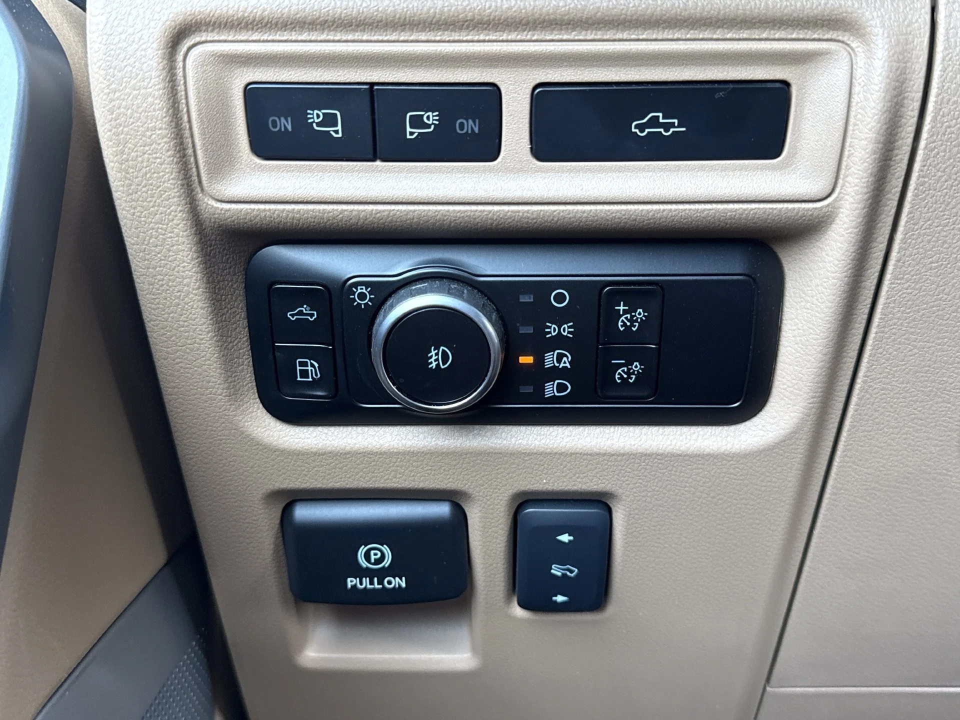Used 2023 White Metallic Ford Lariat image 8