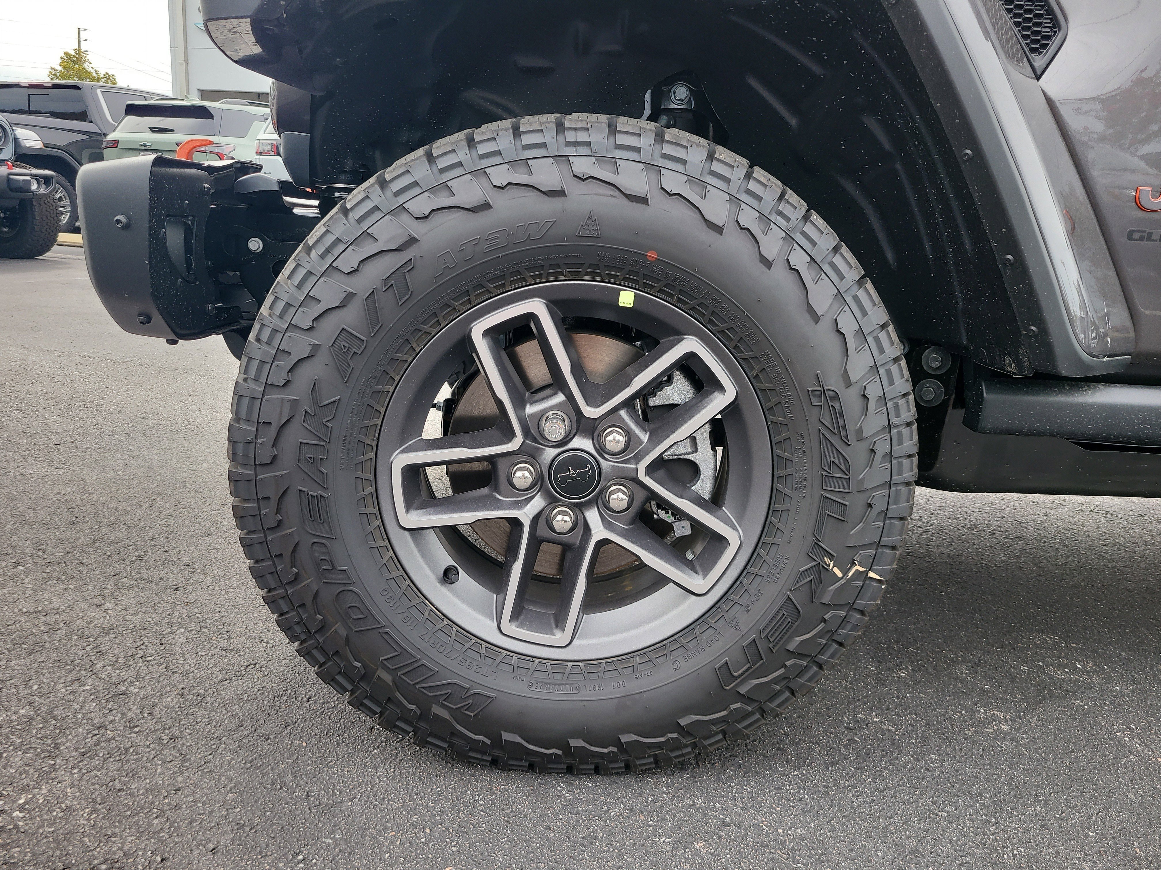 New 2026 Granite Crystal Metallic Clear-Coat Exterior Paint Jeep Mojave X image 10