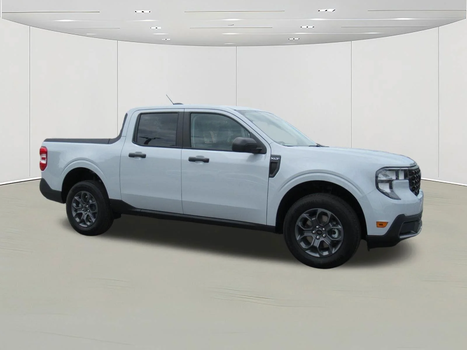 New 2026 Space White Metallic Ford XLT image 2
