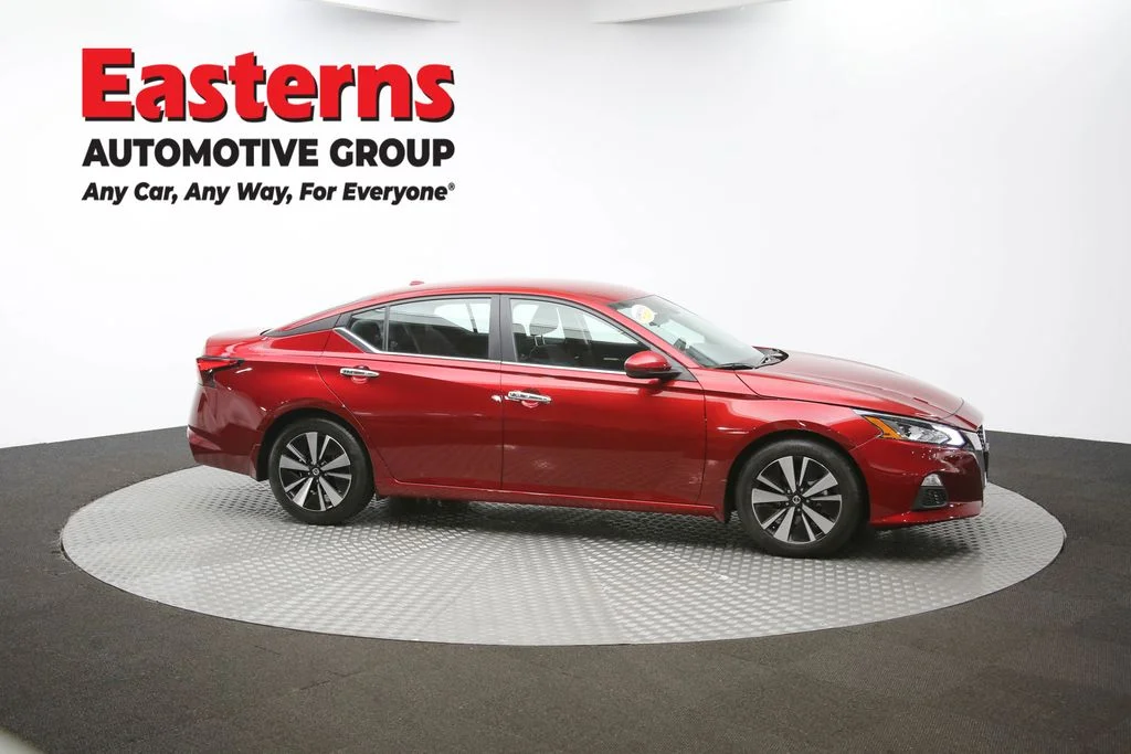 Used 2022 Red Nissan 2.5 SV image 43