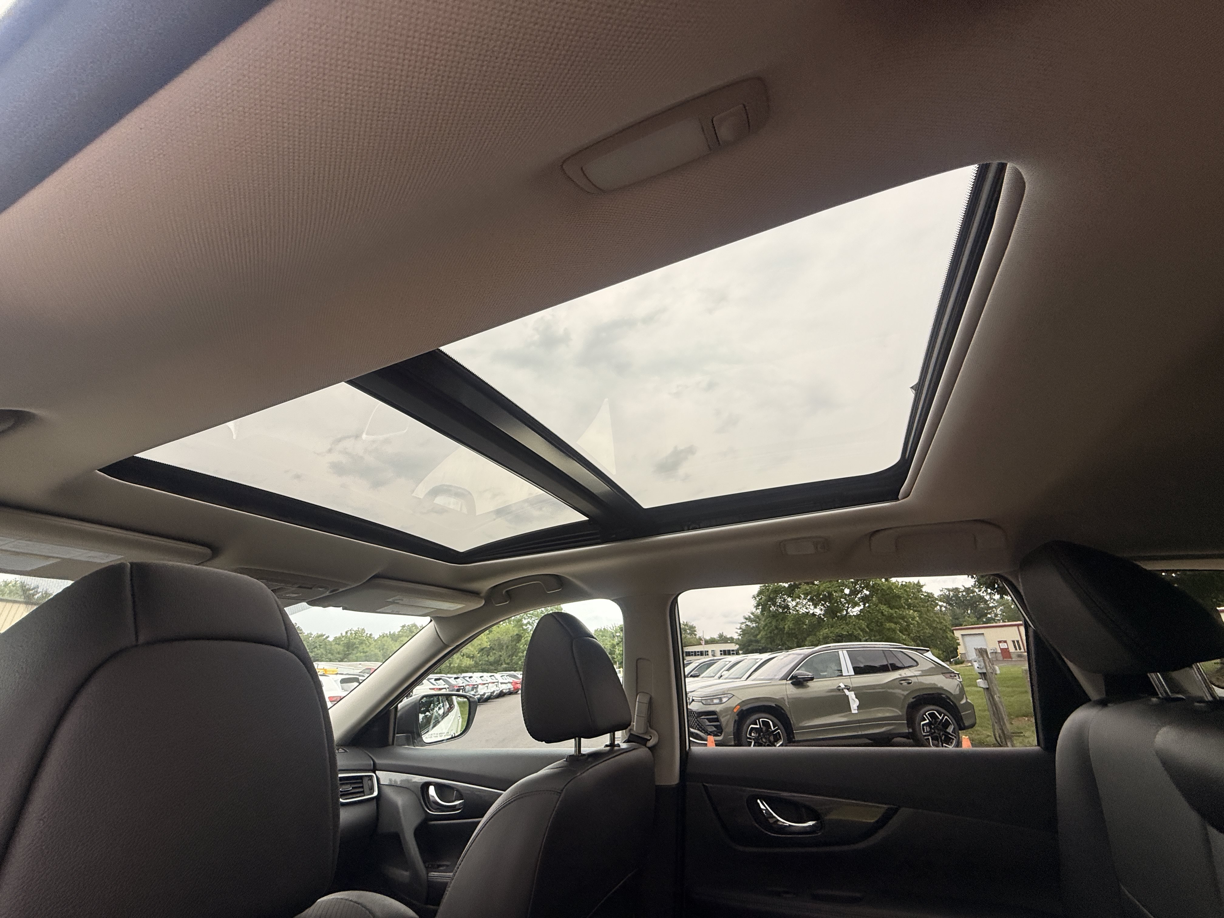 Used 2016 Pearl White Nissan SL image 7