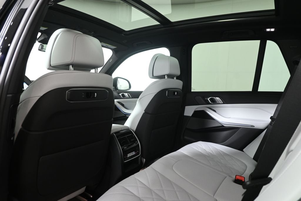 New 2026 Black Sapphire Metallic BMW xDrive50e image 30