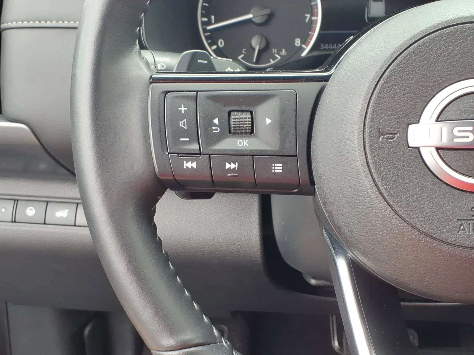 Used 2025 Gun Metallic Nissan SL image 18