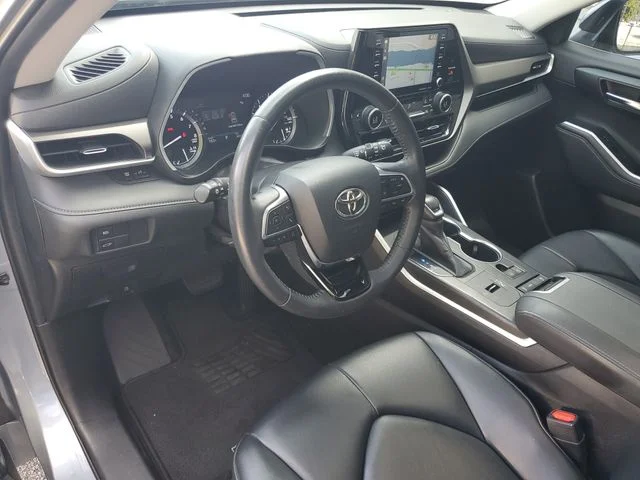 Used 2020  Toyota XLE image 25