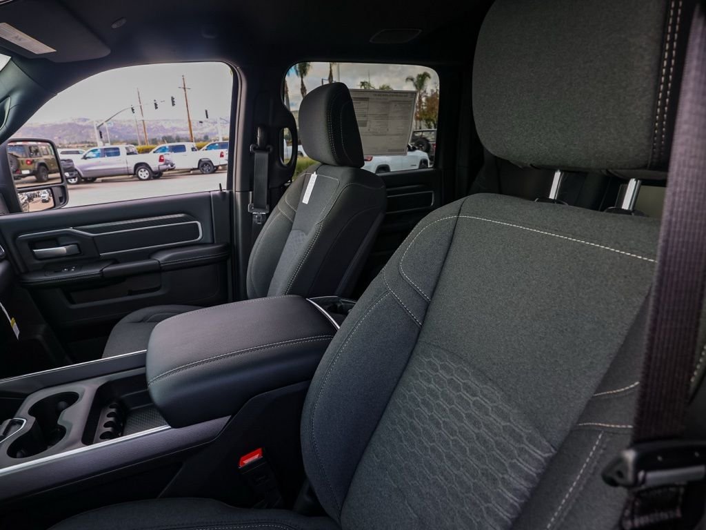 New 2026 Diamond Black Crystal Pearl-Coat Exterior Paint RAM Big Horn Night Edition image 15