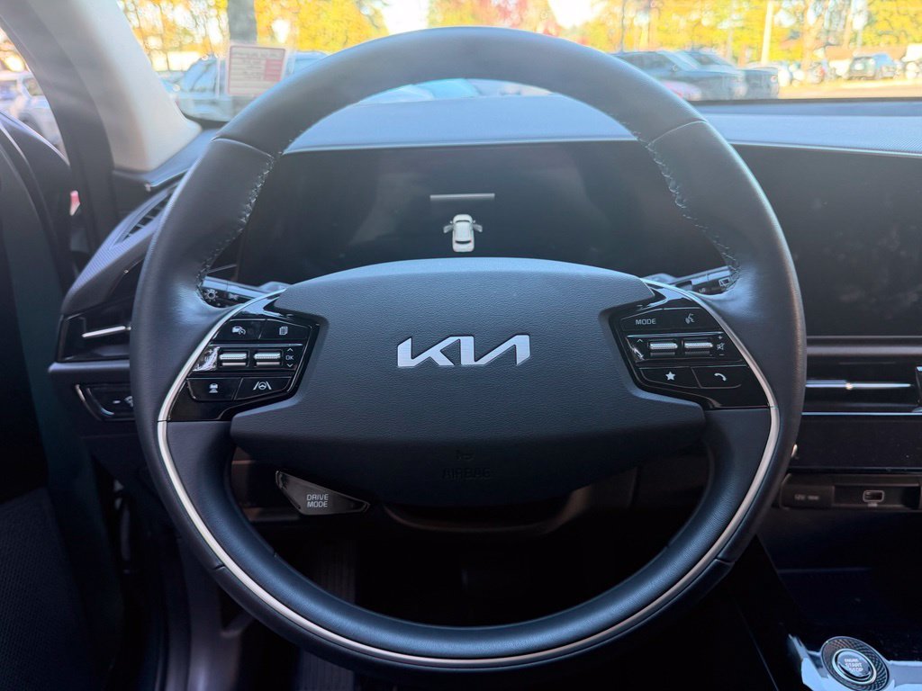 Used 2025 Cityscape Green Kia EX image 16