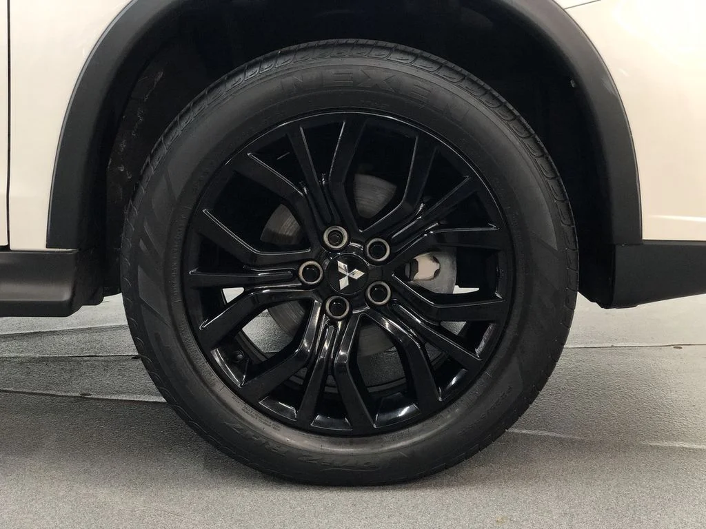 Used 2019 Pearl White Mitsubishi  image 10