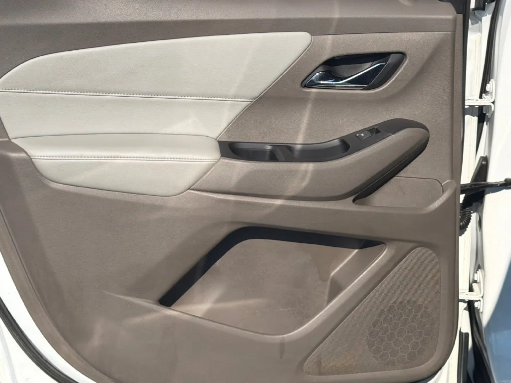 Used 2018 White Chevrolet 3LT image 22