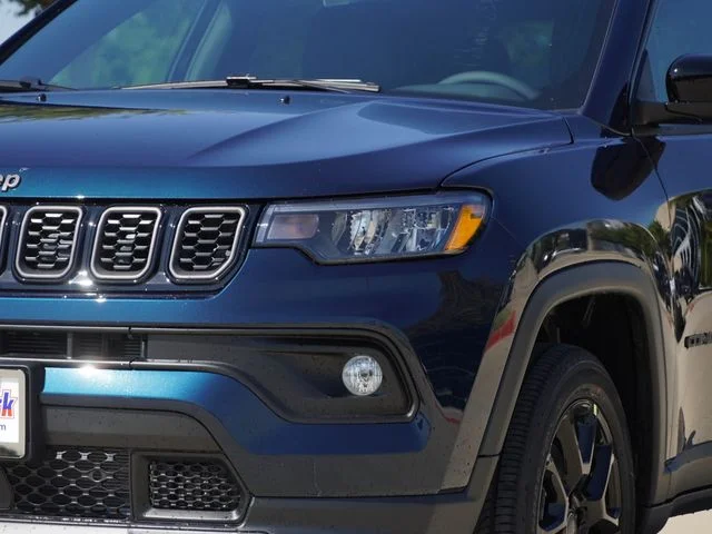 New 2026 Fathom Blue Pearl-Coat Exterior Paint Jeep Latitude image 7