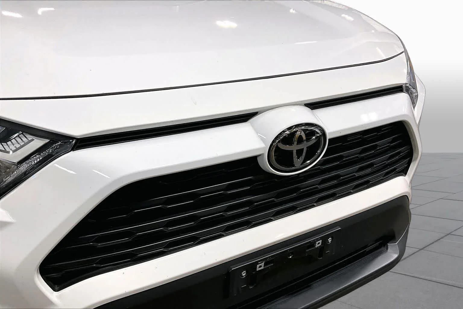 Used 2025 Ice Cap Toyota Hybrid XLE image 30