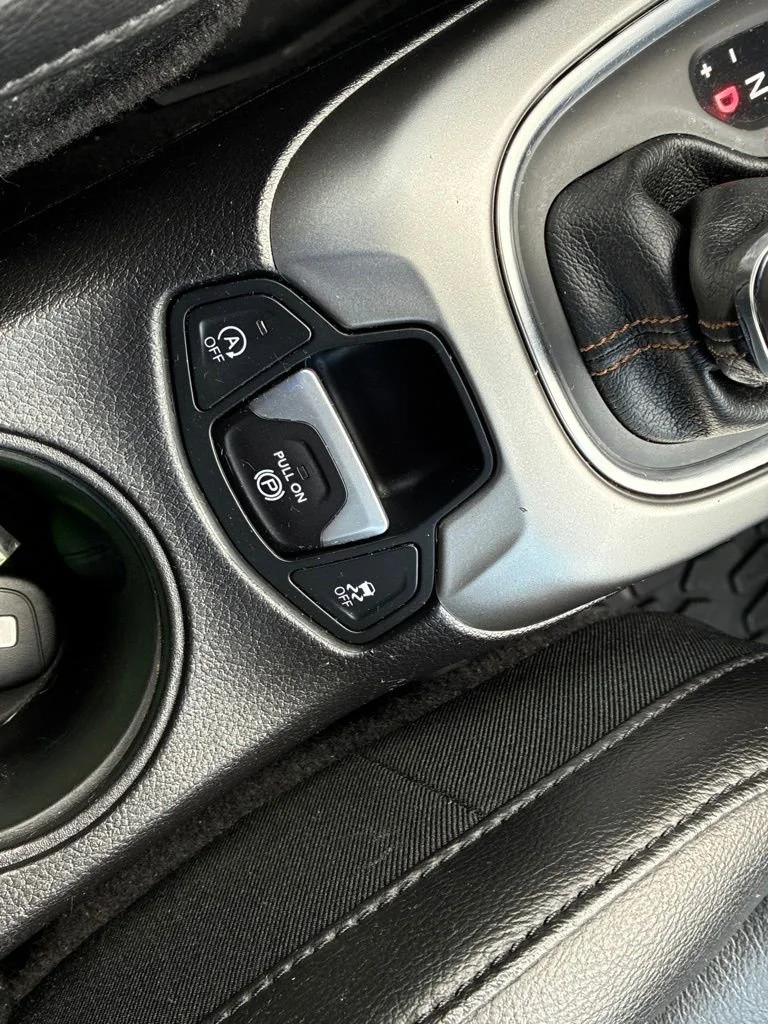 Used 2019 White Clearcoat Jeep Latitude image 27