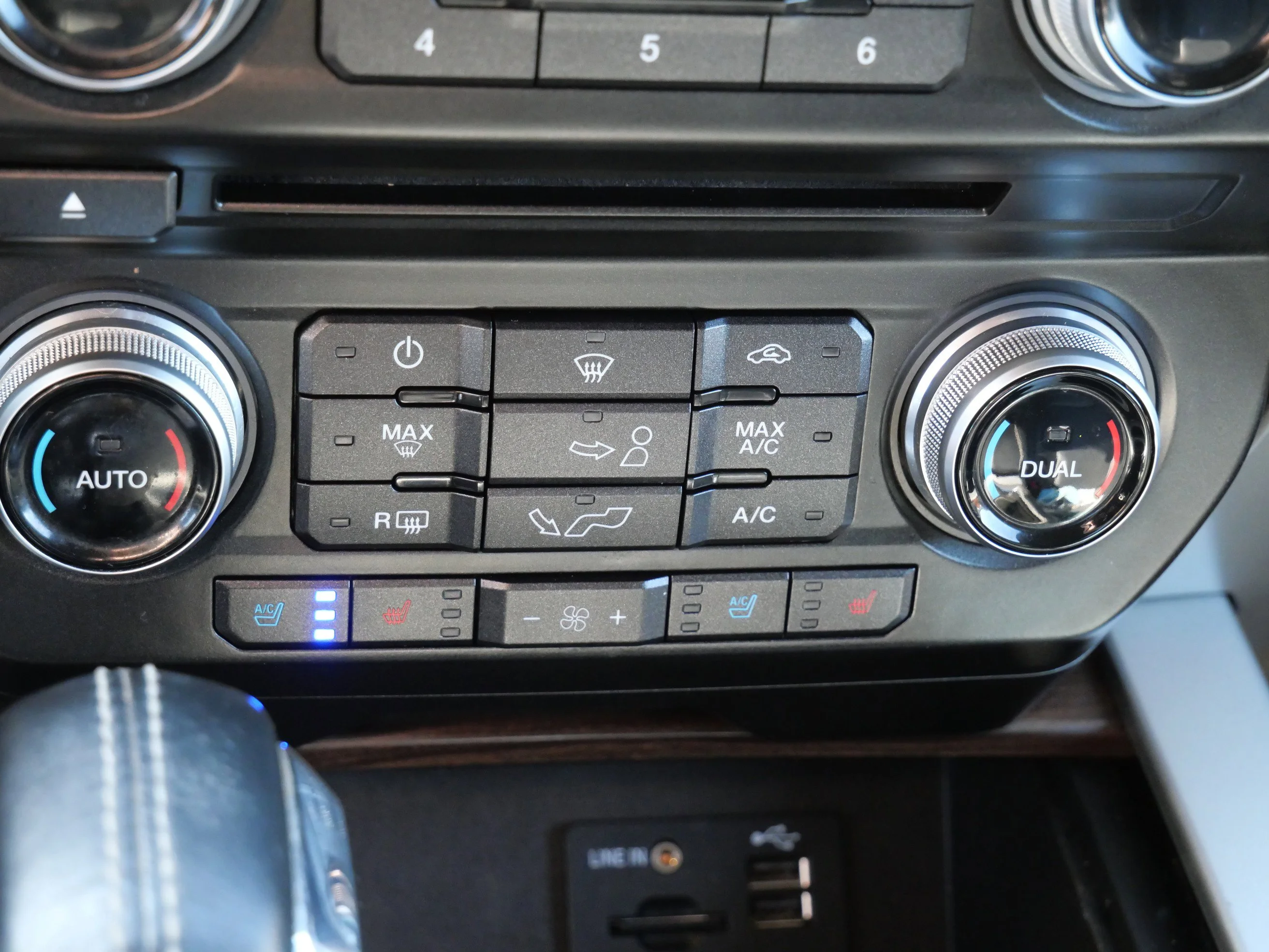 Used 2015 Magnetic Metallic Ford Lariat image 19