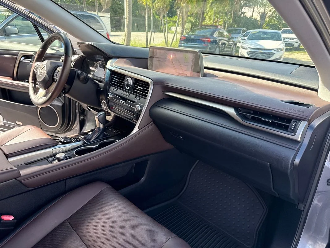 Used 2017  Lexus  image 19