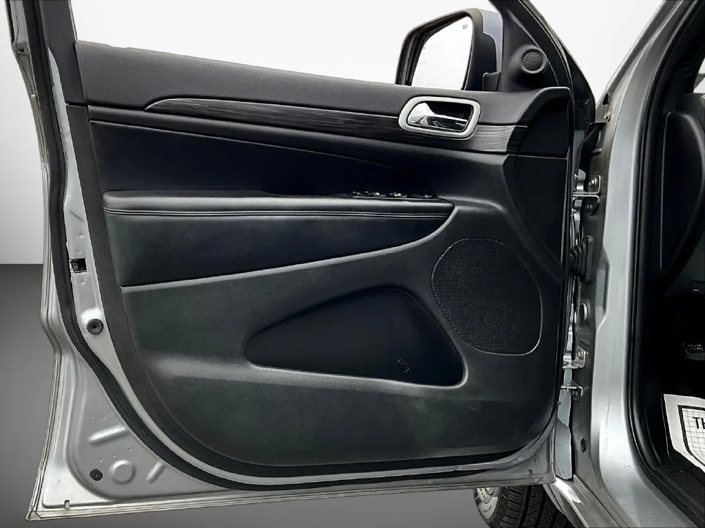 Used 2020 Silver Jeep Altitude image 23