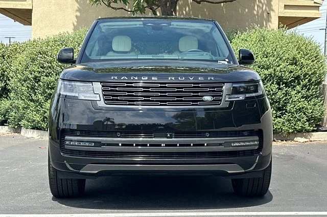 New 2026 Obsidian Black in Gloss Finish Land Rover SE image 8