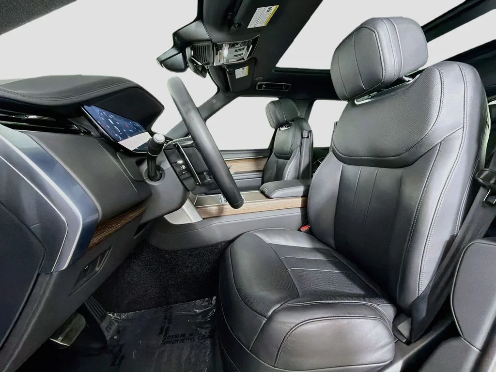 Used 2025  Land Rover SE image 22