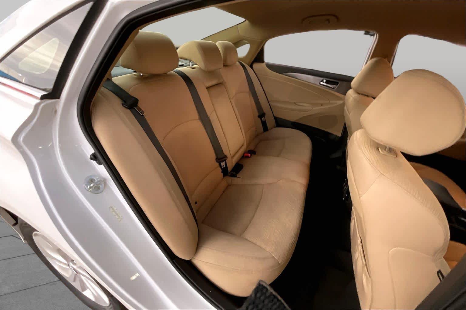 Used 2013 Porcelain White Pearl Hyundai  image 19