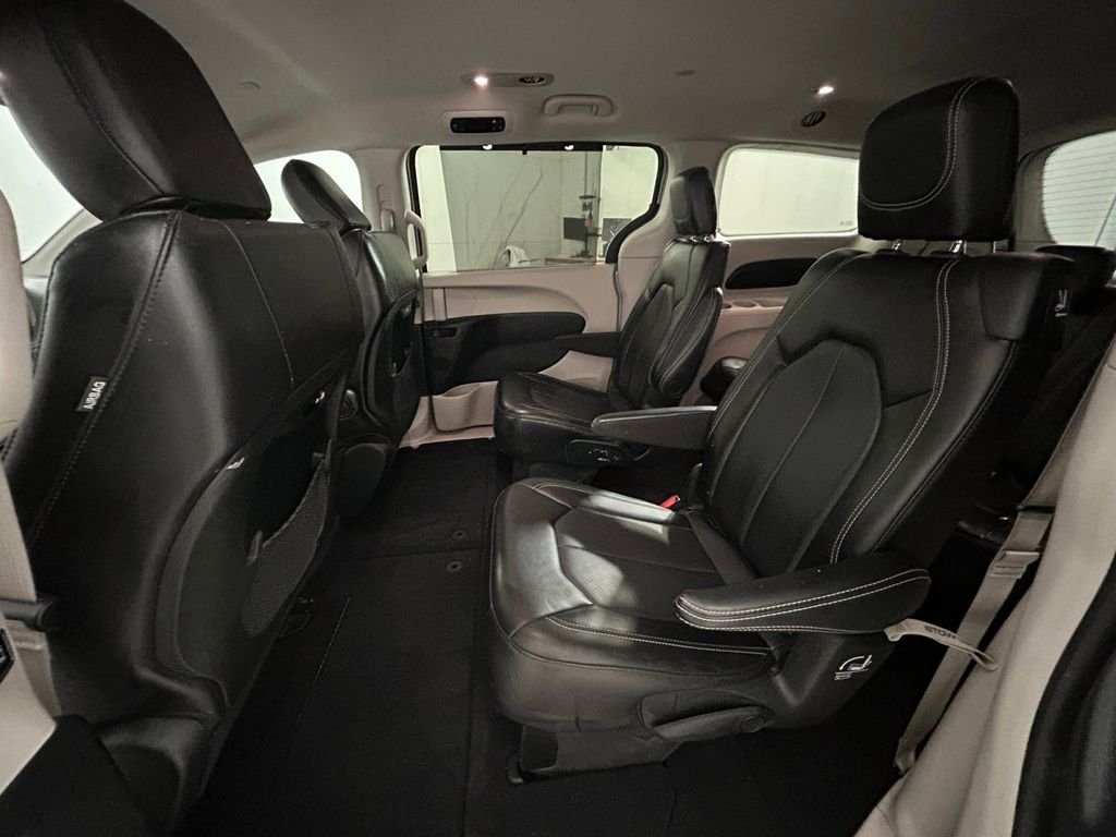 Used 2023 Silver Chrysler Touring L image 19