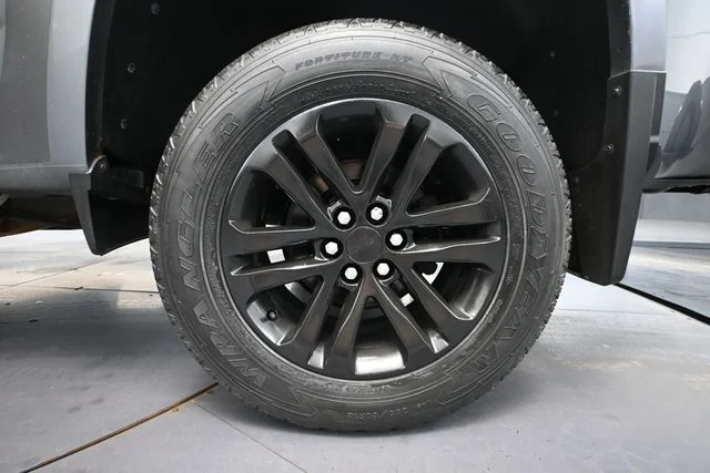 Used 2018 Gray GMC SLT image 14