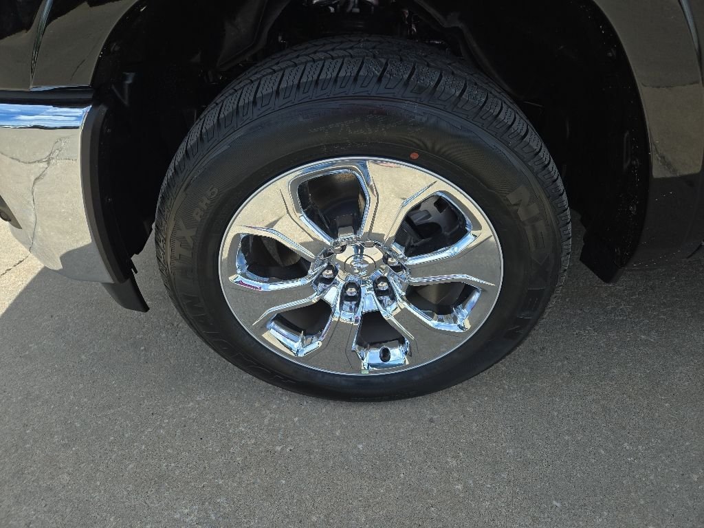 New 2026 Diamond Black Crystal Pearl-Coat Exterior Paint RAM Big Horn/Lone Star image 32
