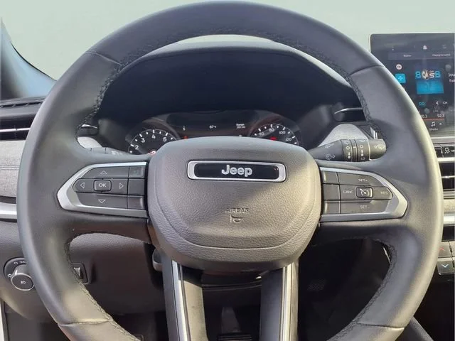 Used 2024  Jeep Latitude image 10