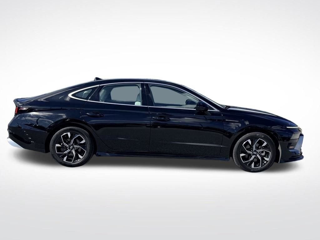 Used 2025 Black Hyundai SEL image 7