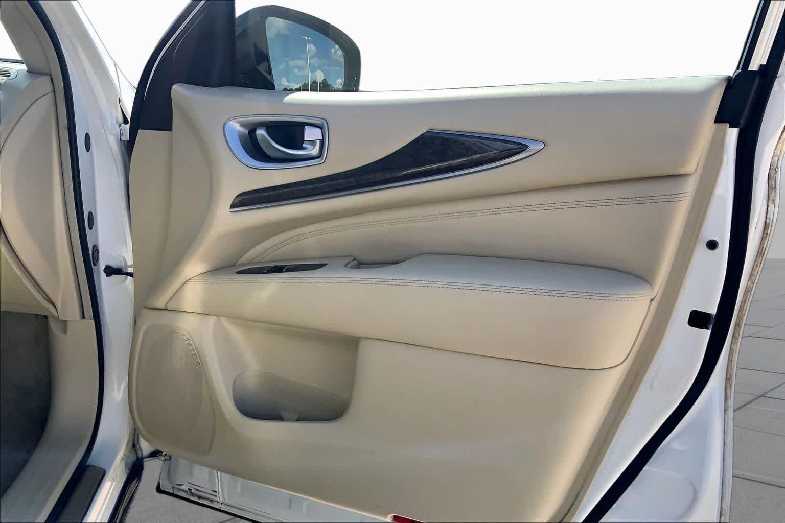 Used 2014 Moonlight White INFINITI  image 19