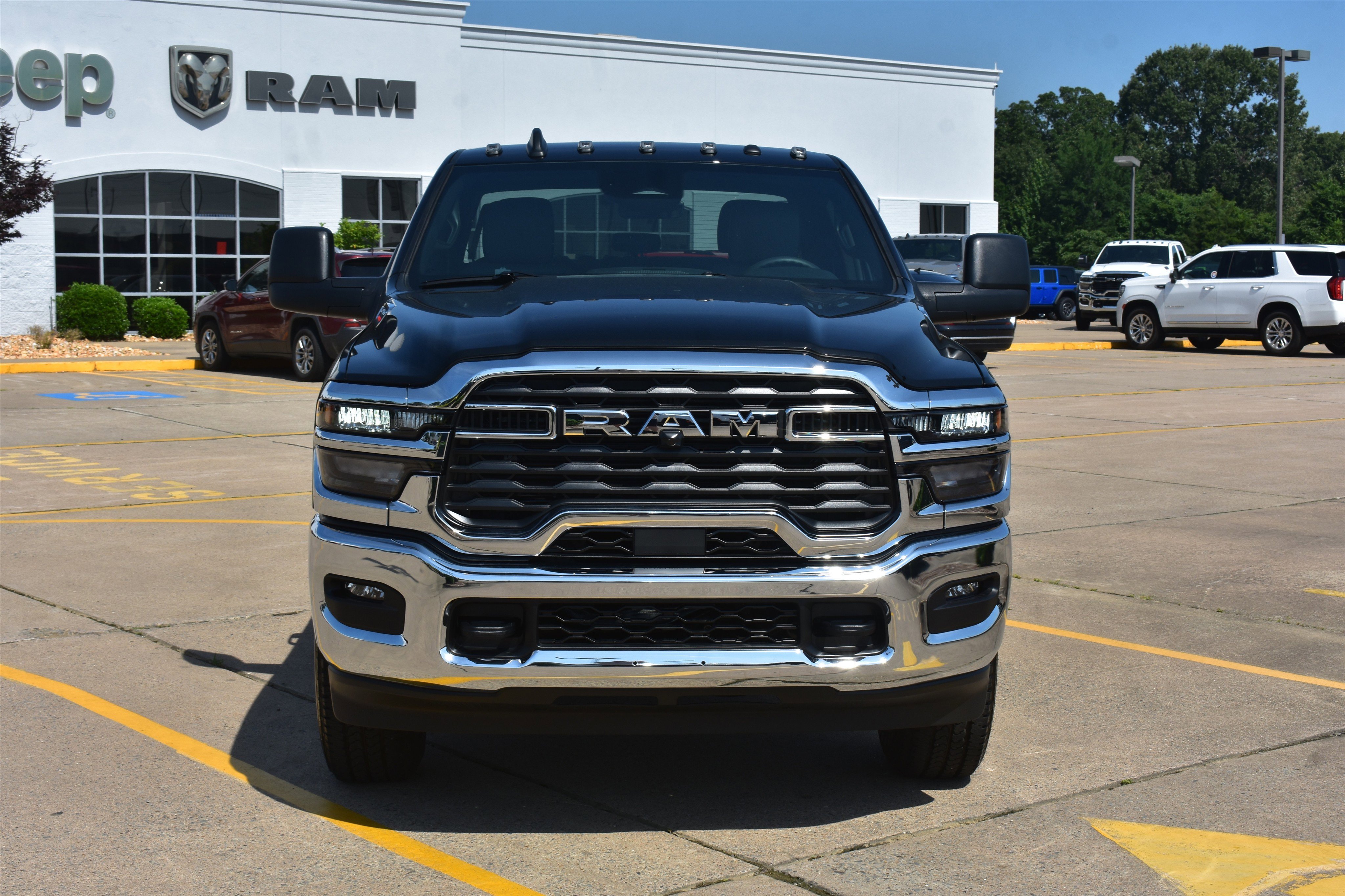 New 2026 Diamond Black Crystal Pearl-Coat Exterior Paint RAM Tradesman image 2