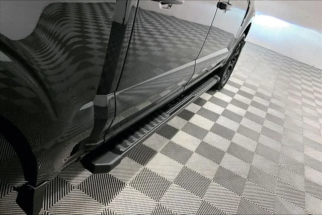 Used 2023 Agate Black Metallic Ford Lariat image 41