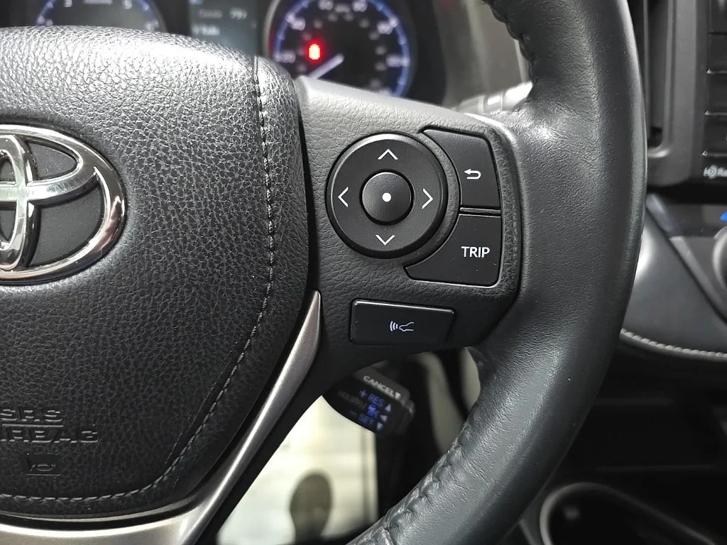 Used 2018 Black Toyota XLE image 21