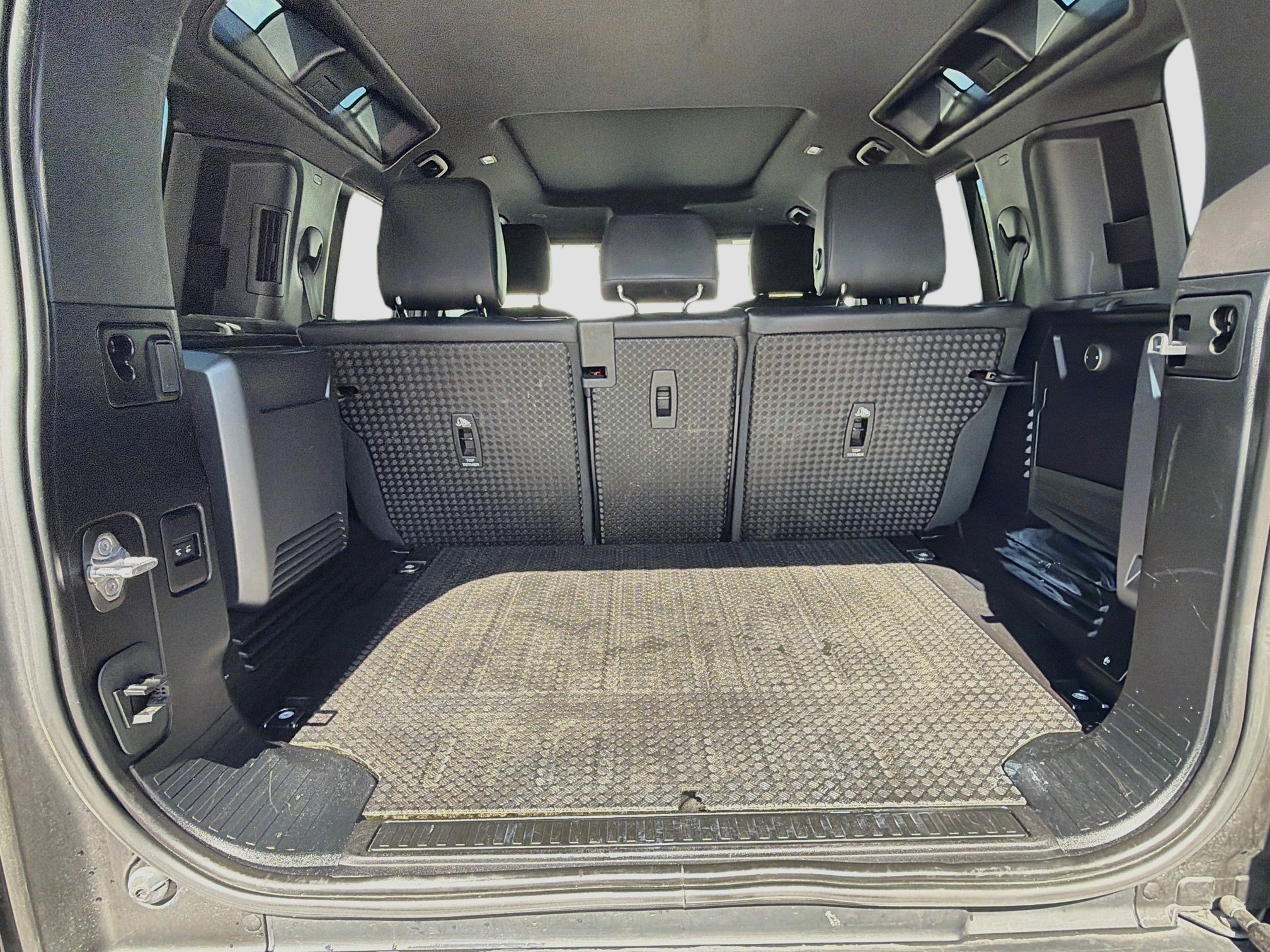Used 2023 Silicon Silver Premium Metallic Land Rover SE image 12