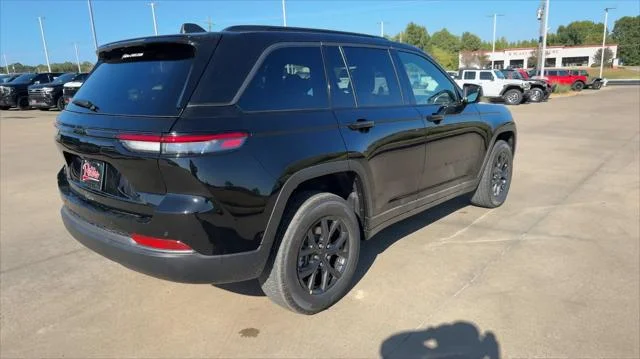 New 2027 High-Gloss Black Paint Jeep Laredo Altitude image 9