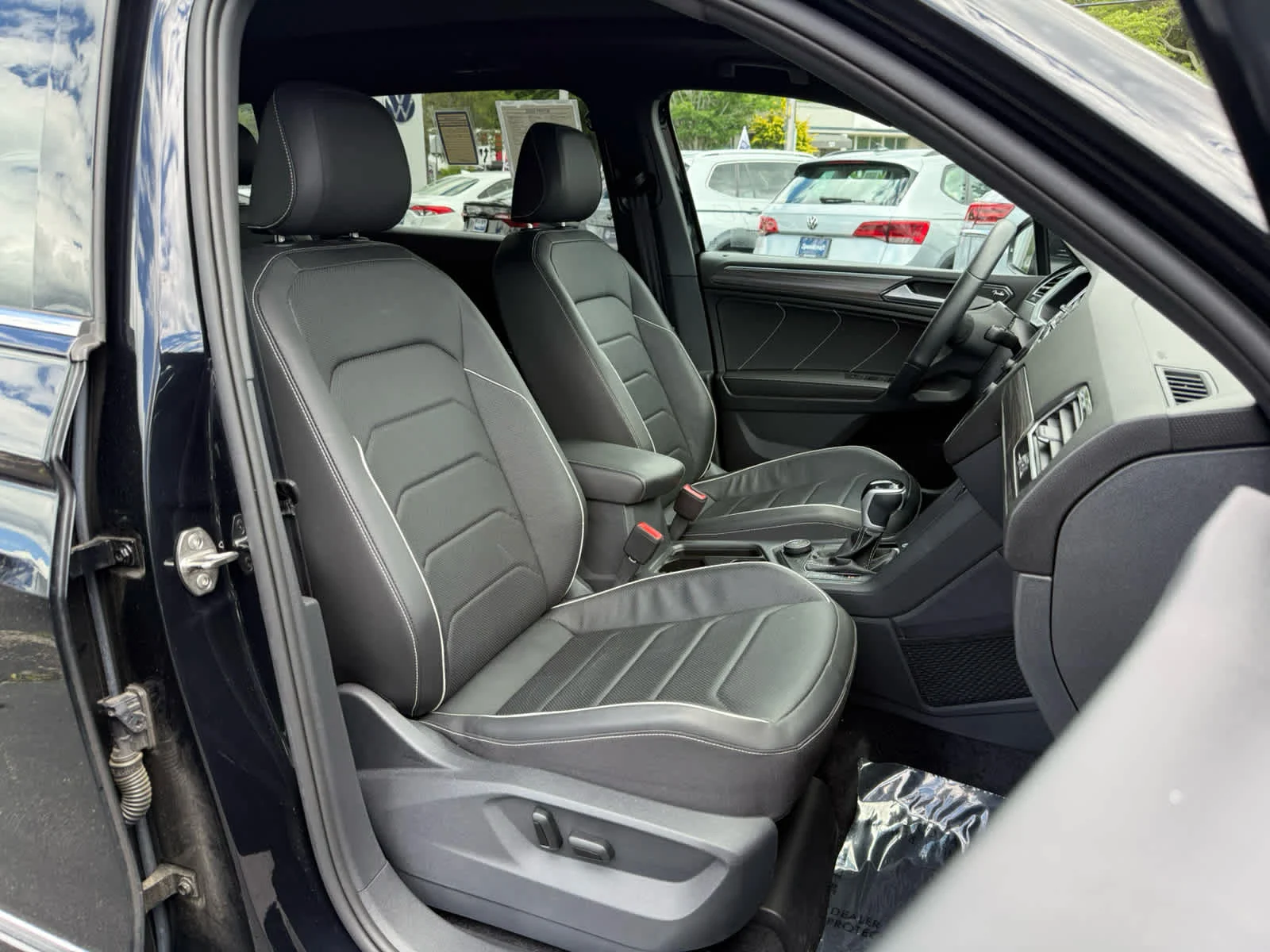 Used 2024 Deep Black Pearl Volkswagen SEL R-Line image 10