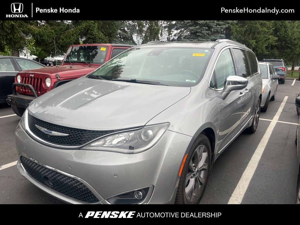 2017 Chrysler Pacifica Limited's photo