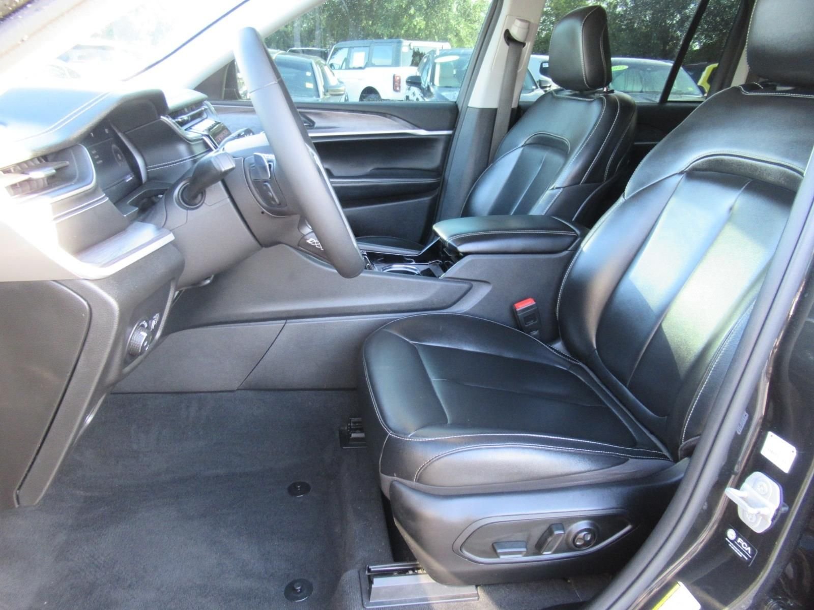 Used 2023  Jeep Limited image 19