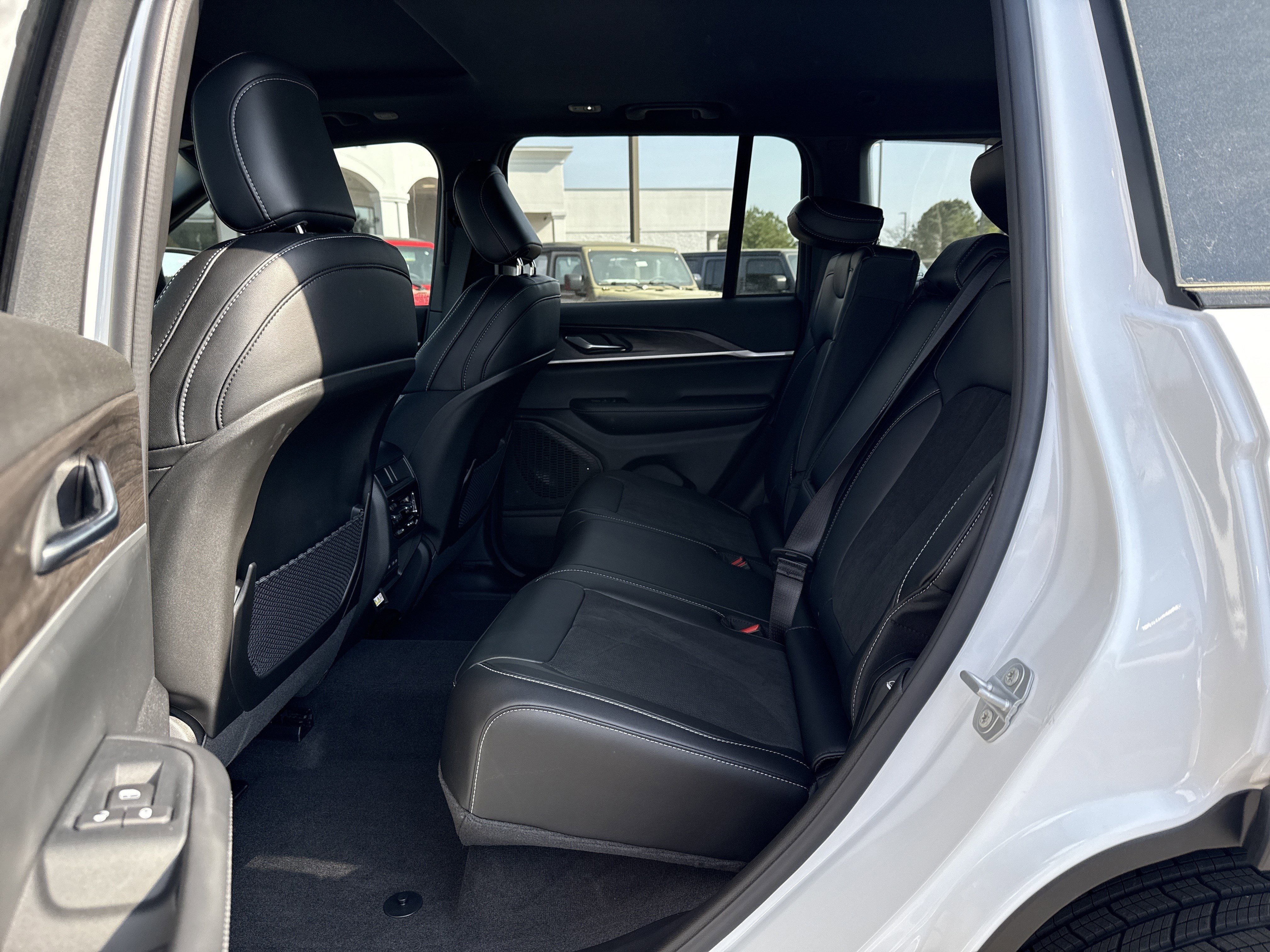 New 2026 Bright White Clear-Coat Exterior Paint Jeep Altitude image 22