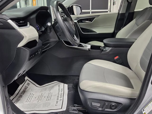 Used 2021 Silver Toyota XLE Premium image 5