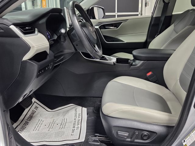 Used 2021 Silver Toyota XLE Premium image 5