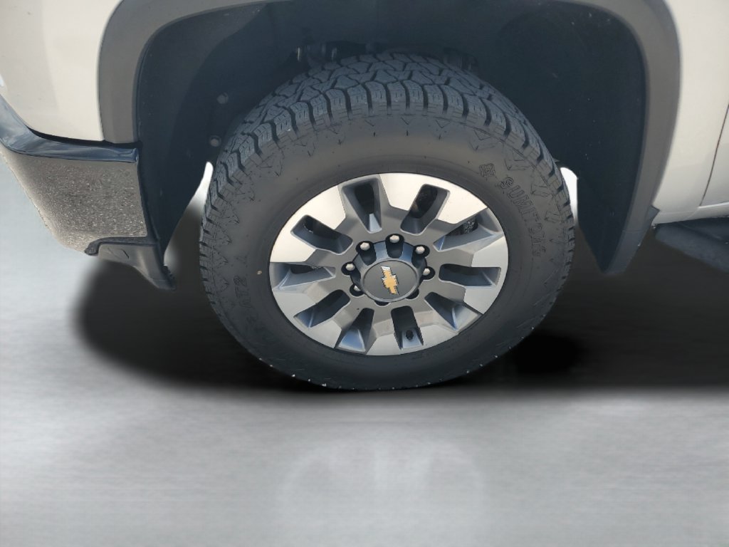 Used 2021 SILVER ICE METALLIC Chevrolet Custom image 10