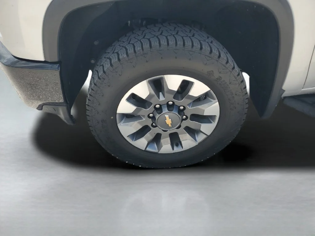Used 2021 SILVER ICE METALLIC Chevrolet Custom image 10