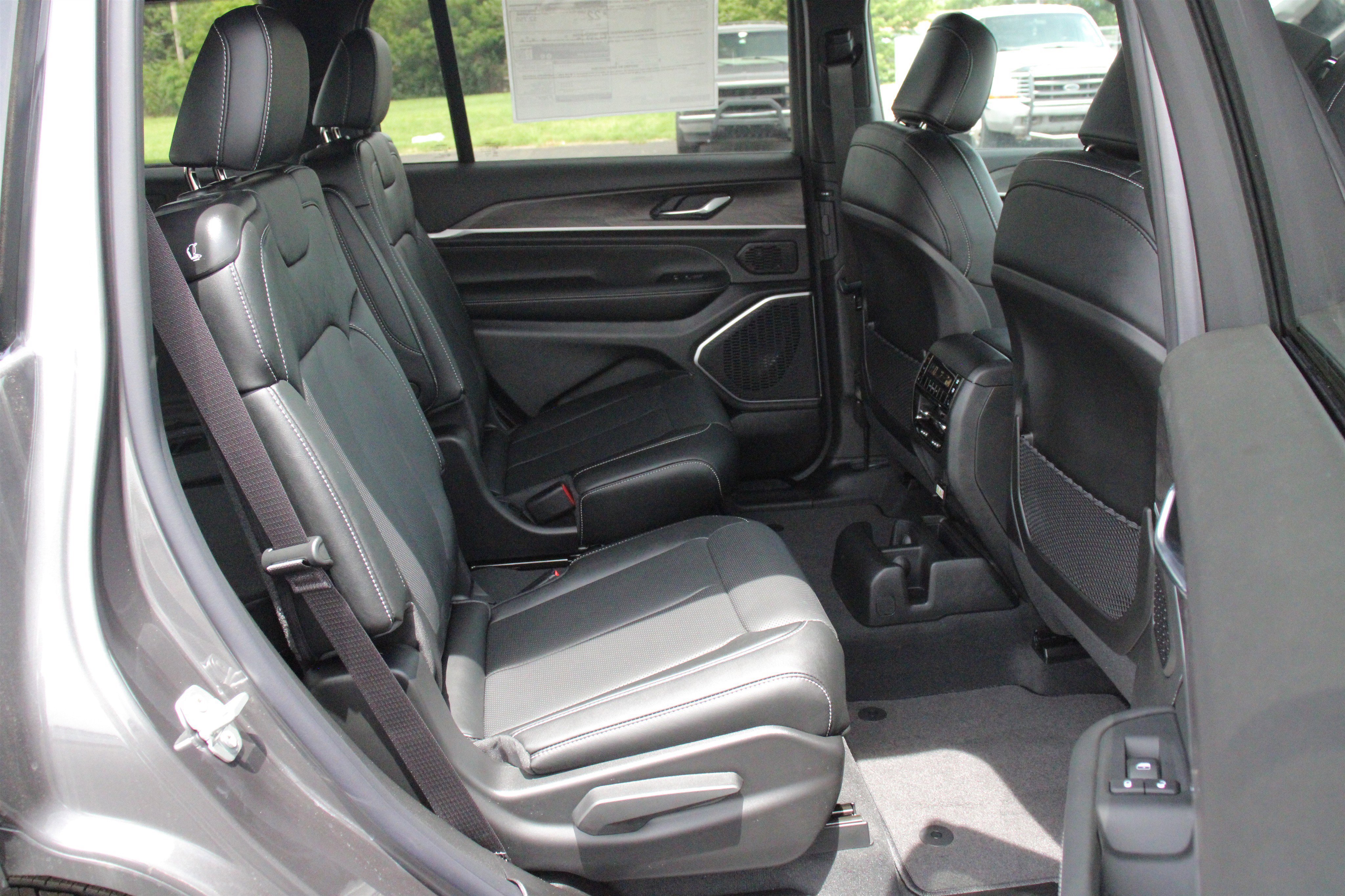 New 2026 Baltic Gray Metallic Clear-Coat Exterior Paint Jeep Limited Reserve image 31