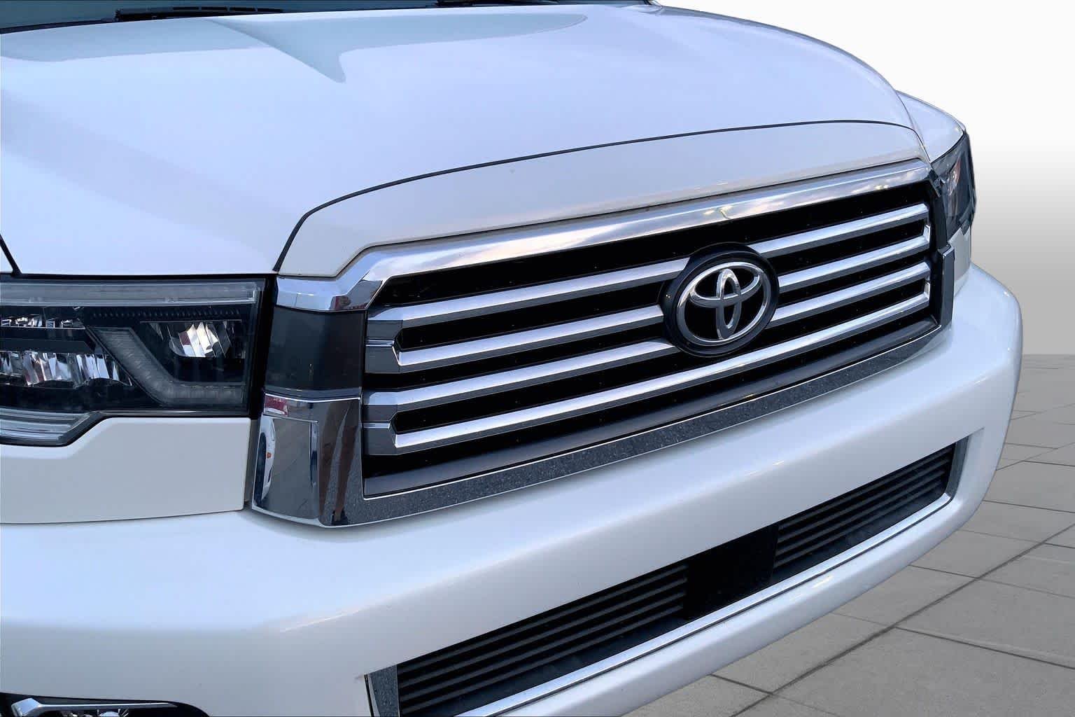 Used 2018 Blizzard Pearl Toyota Platinum image 27