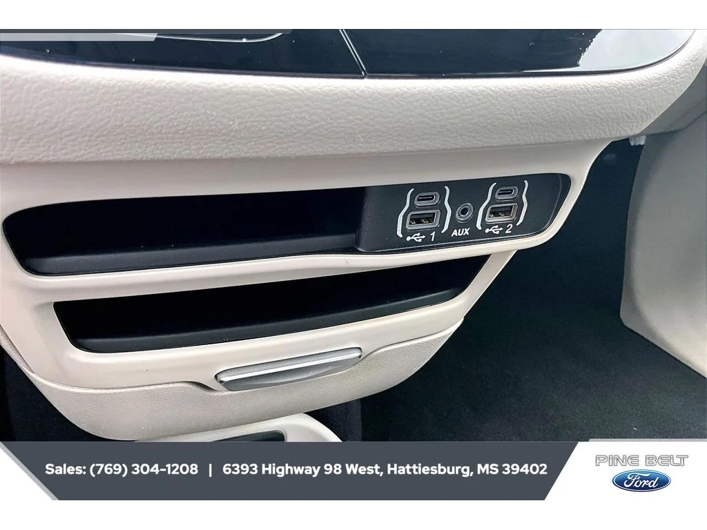 Used 2023 Brilliant Black Crystal Pearlcoat Chrysler Touring L image 23