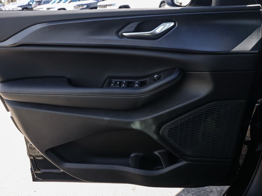 New 2026 Diamond Black Crystal Pearl-Coat Exterior Paint Jeep Laredo image 22