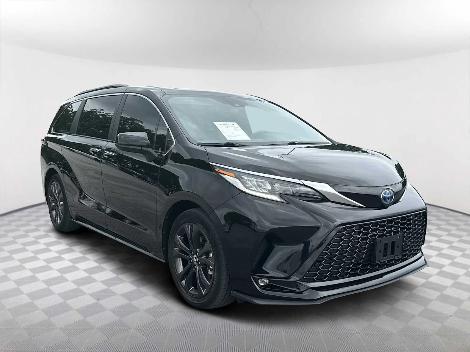 2022 Toyota Sienna XSE 7-Passenger Hybrid FWD's photo