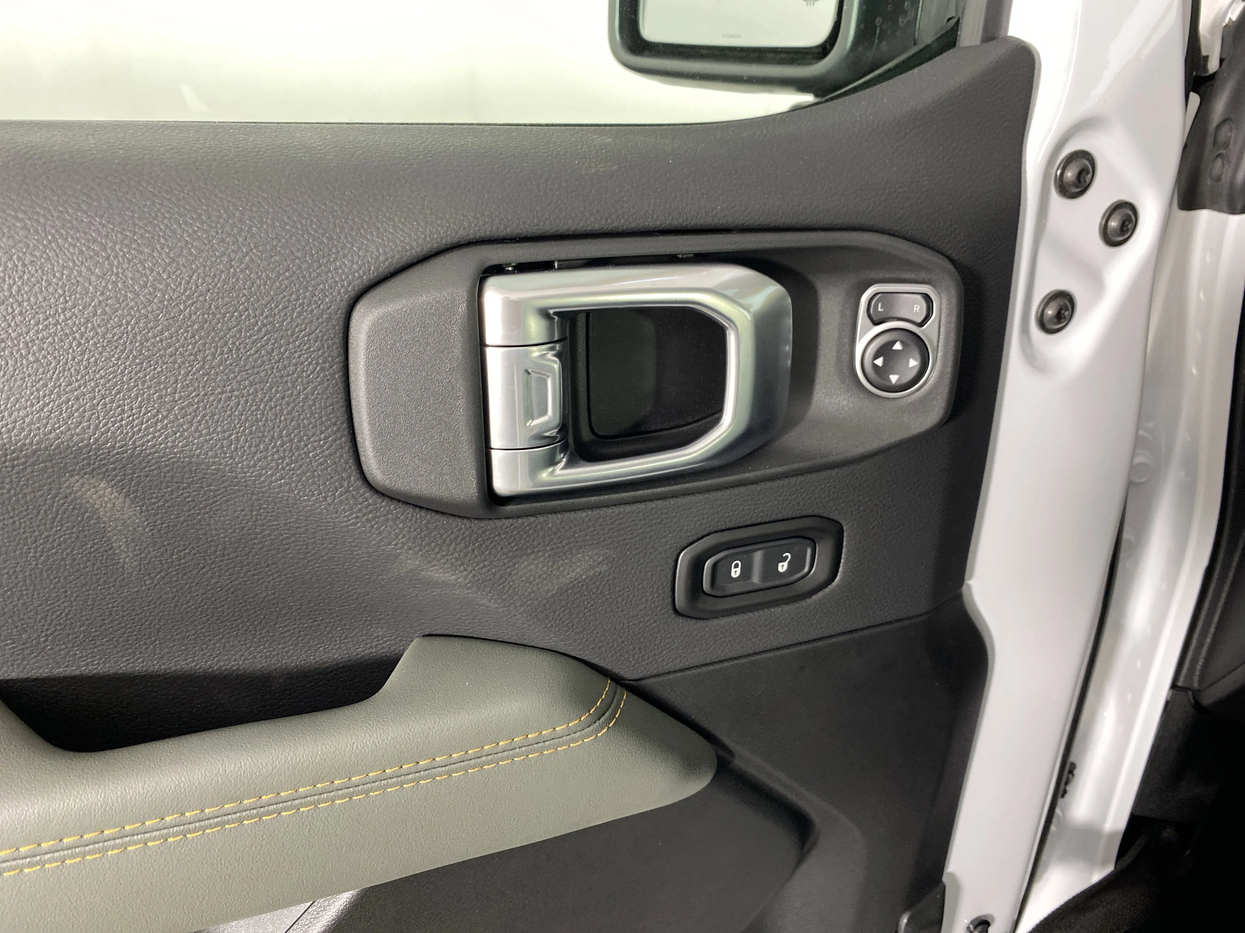 New 2026 Bright White Clear-Coat Exterior Paint Jeep Mojave X image 13