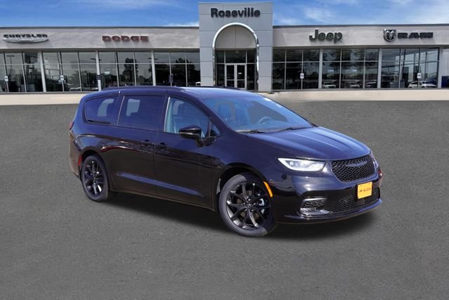 2026 Chrysler Pacifica Limited's photo