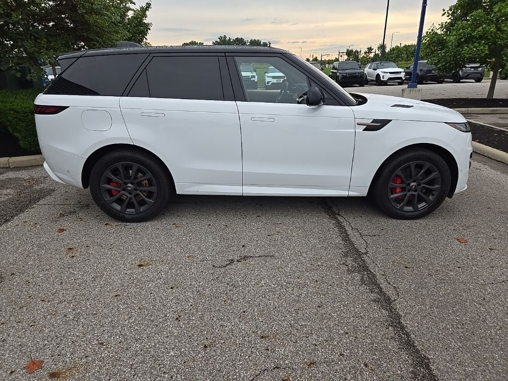 Certified Used 2023 Fuji White Land Rover SE Dynamic image 4