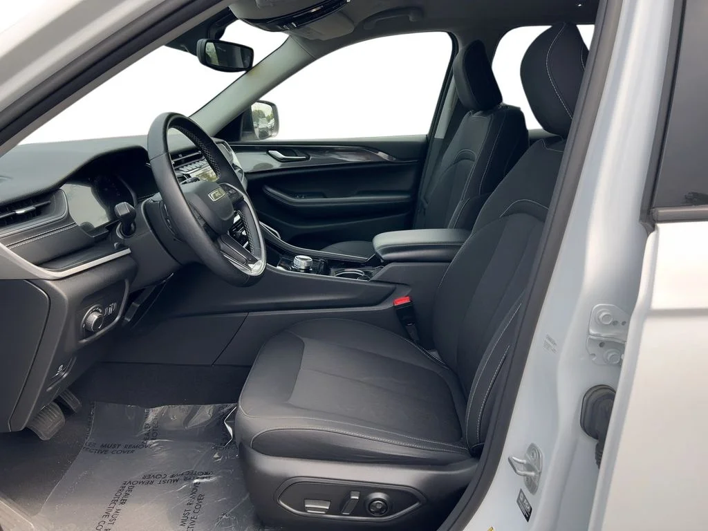 Used 2022 White Jeep Laredo image 6